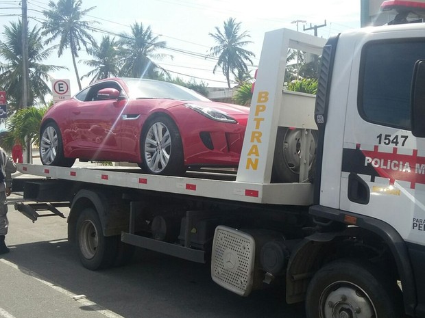 Carro de luxo desemplacado é apreendido na orla de João Pessoa veja