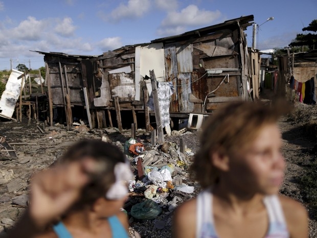 Crianças são fotografadas perto de palafitas no Recife: falta de saneamento básico pode estar ajudando o vírus da zika a se espalhar em regiões pobres (Foto: Reuters/Ueslei Marcelino)