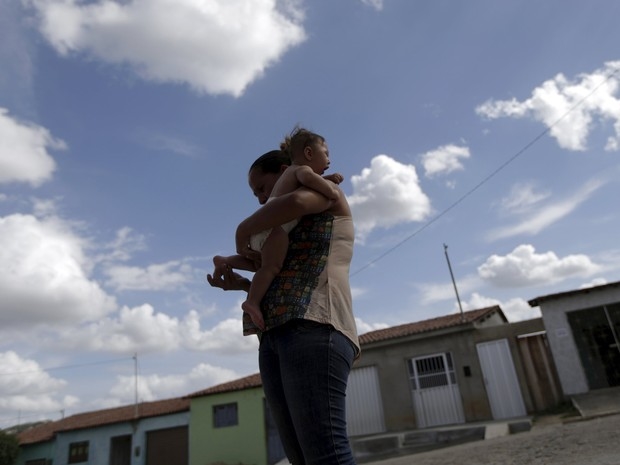 Josemary segura seu filho Gilberto, com microcefalia, na cidade de Algodão de Jandaira, Paraíba (Foto: Reuters/Ricardo Moraes)