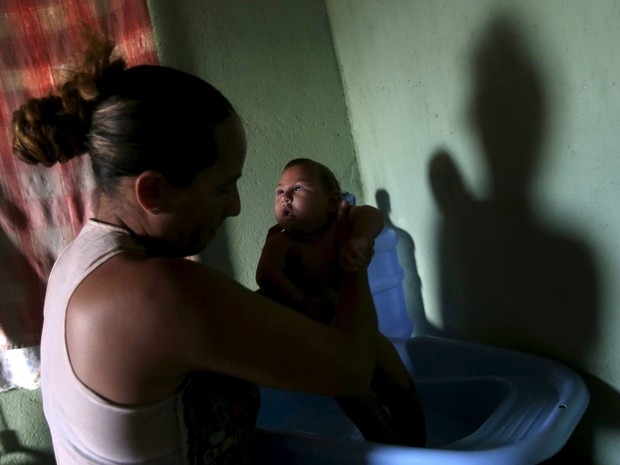Josemary da Silva, de 34 anos, dá banho em Gilberto, seu filho de 5 meses que nasceu com microcefalia (Foto: Reuters/Ricardo Moraes)