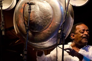Naná Vasconcelos foi eleito oito vezes melhor percussionista do mundo pela revista americana Down Beat (Foto: Itamar Crispim/prefeitura de Recife)