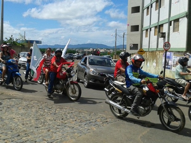 Carreata aconteceu em Cajazeiras, da UFCG até a Praça Das Oiticicas (Foto: Felipe Valentim/TV Paraíba)
