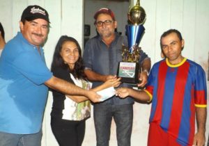 Juventude de Estacada recebe o troféu da 16ª edição do torneio do trabalhador