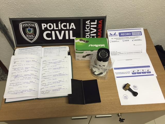 Suspeito estava com equipamentos eletrônicos e um carimbo da empresa vítima do estelionato (Foto: DIvulgação/Polícia Civil)