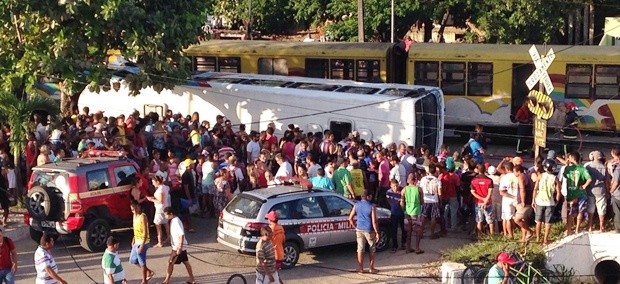 Colisão entre trem e ônibus deixou mortos e feridos em Santa Rita (Foto: Walter Paparazzo/G1)
