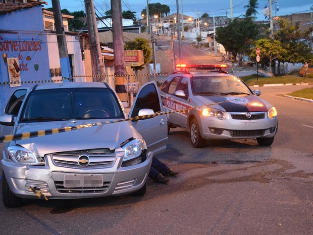 Homem foi baleado duas vezes quando passava pelo bairro de Mandacaru, na madrugada desta sexta-feira (6) (Foto: Walter Paparazzo/G1)