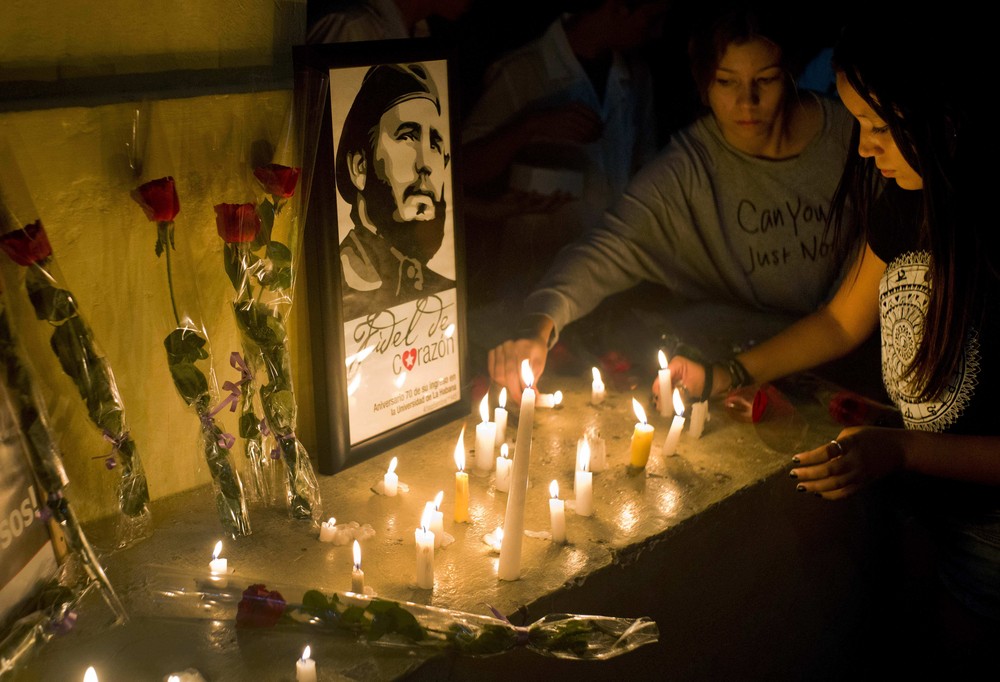 Estudantes colocam velas em torno de uma imagem de Fidel Castro na universidade onde ele estudou, em Havana (Foto: AP Photo/Ramon Espinosa)