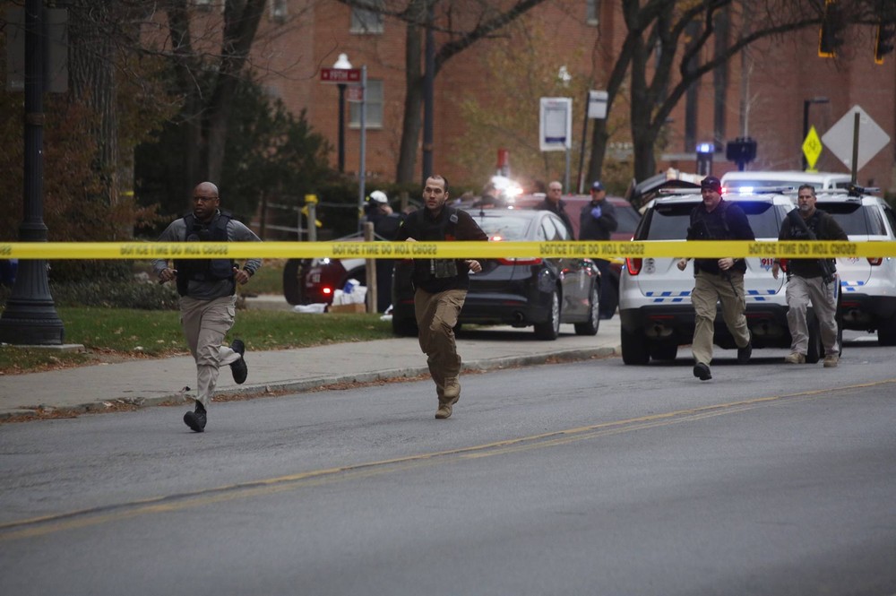 Universidade foi cercada pela polícia (Foto: Tom Dodge/The Columbus Dispatch/AP)