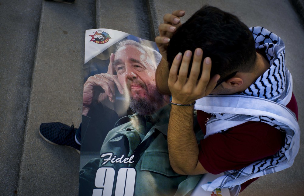 Estudante de medicina palestino Adham Motawi com uma imagem de Fidel Castro durante homenagem em Havana (Foto: AP Foto/Ramón Espinosa)