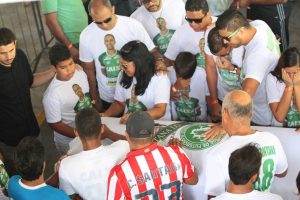 Familiares receberam amigos, torcedores e jogadores no velório, na Ilha do Retiro (Foto: Marlon Costa / PE Press)