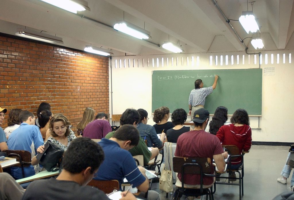 A reforma do ensino médio define que as escolas devem passar a oferecer opções de itinerários formativos para os estudantes (Foto: Arquivo/Agência Brasil)