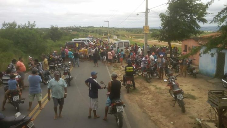 Motoristas protestam em Solânea (Foto: Edilson Santos, via Facebook)
