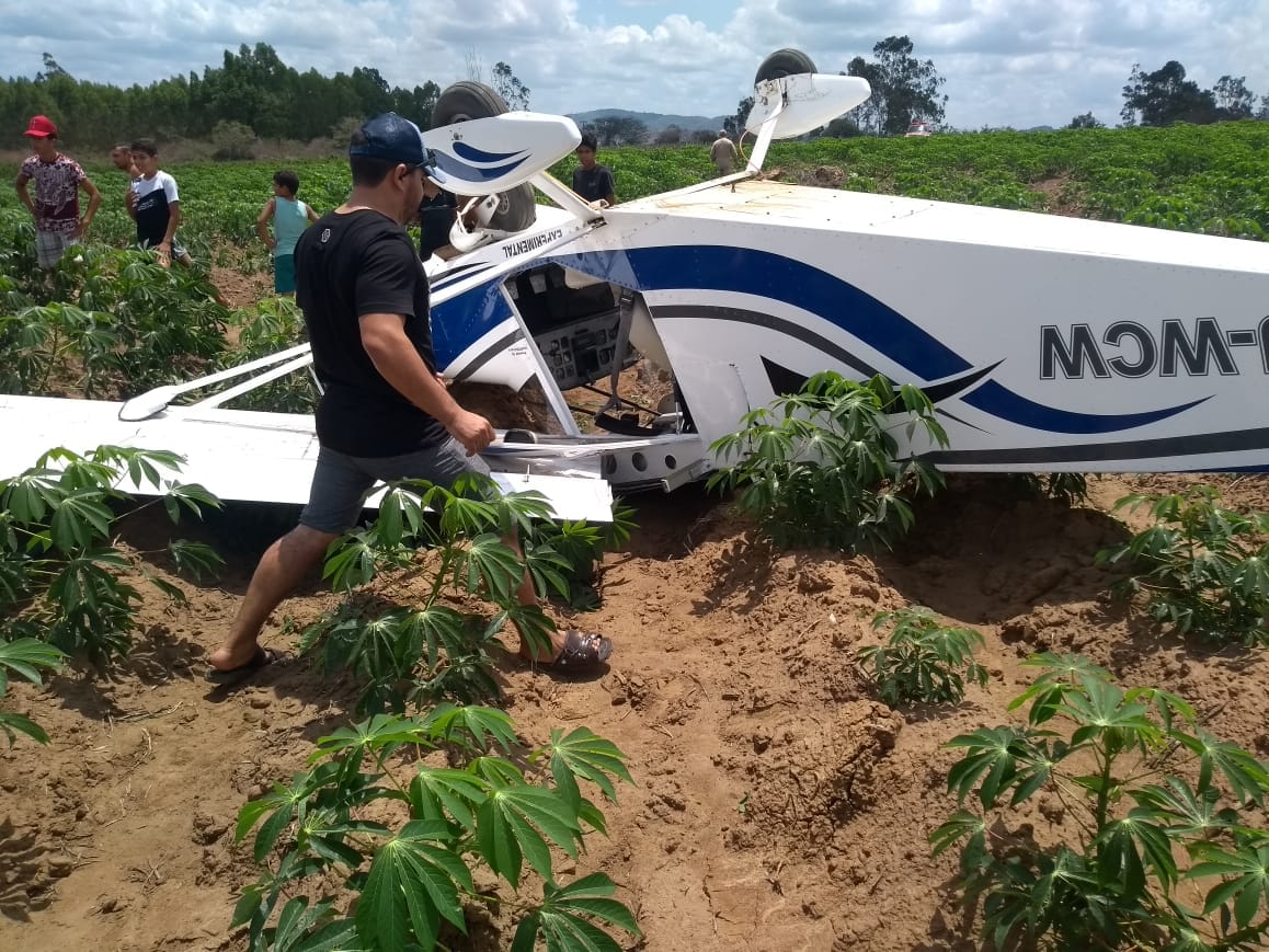 Avião de pequeno porte cai e deixa duas pessoas feridas em Guarabira